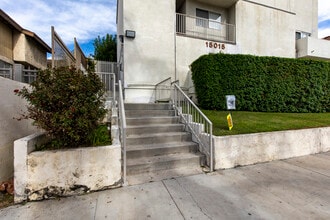 15015 Sherman Way in Van Nuys, CA - Foto de edificio - Building Photo