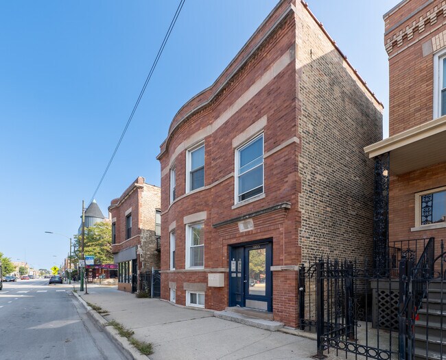 3105 W Diversey Ave in Chicago, IL - Foto de edificio - Building Photo