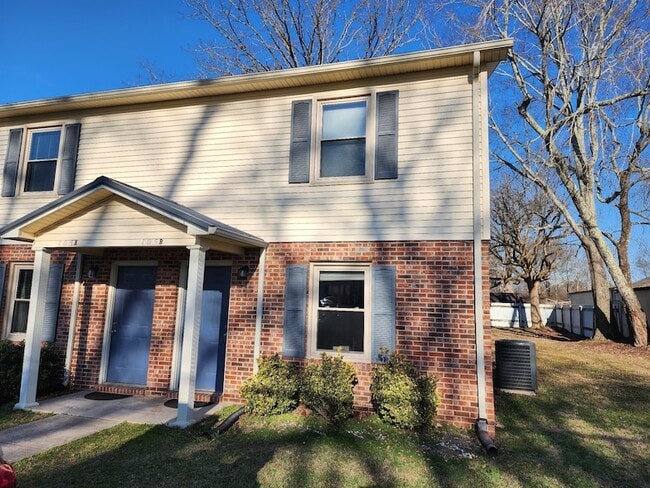105 Helen St, Unit B in Tullahoma, TN - Foto de edificio - Building Photo