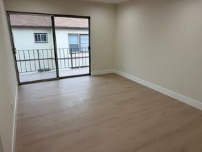 1242 N New Hampshire Ave in Los Angeles, CA - Building Photo - Building Photo