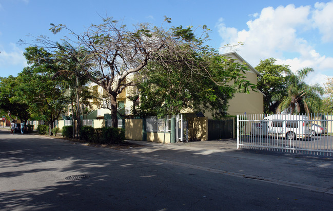 St. John Apartments in Miami, FL - Building Photo - Building Photo