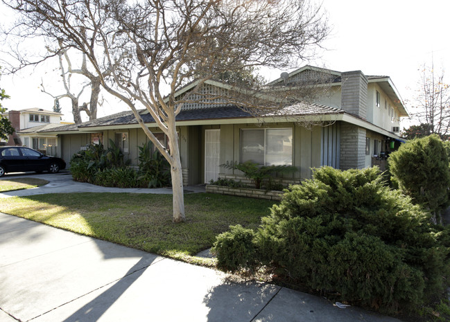 1368 E Kingsley Ave in Pomona, CA - Foto de edificio - Building Photo