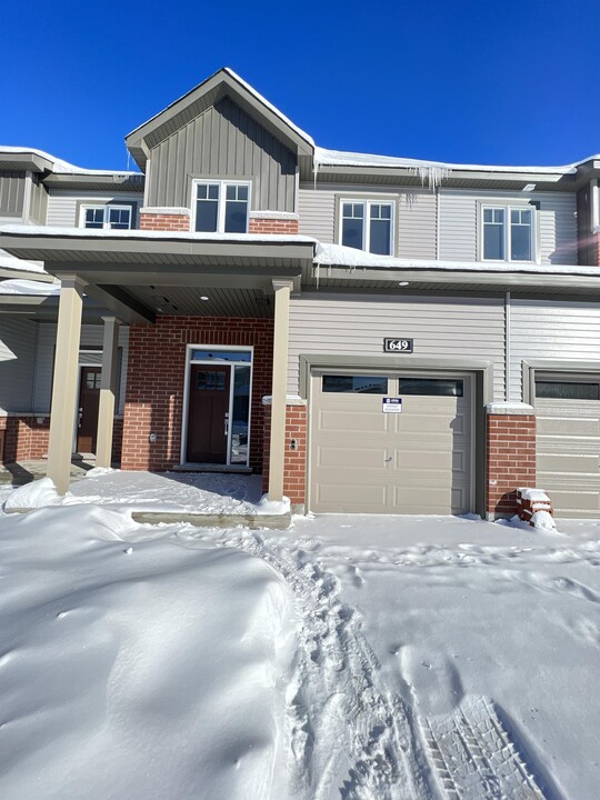 649 Hamsa St in Ottawa, ON - Building Photo