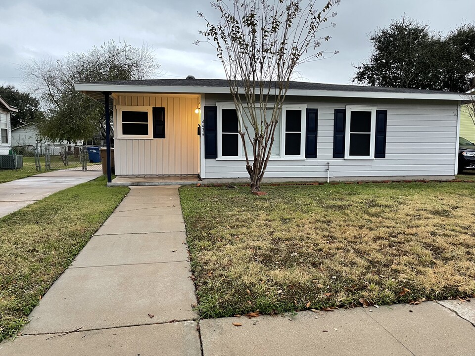 4434 Kirkwood Dr in Corpus Christi, TX - Building Photo