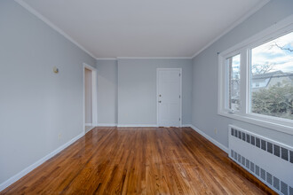 152 Charles St, Unit Floor 1 in Lynbrook, NY - Building Photo - Building Photo