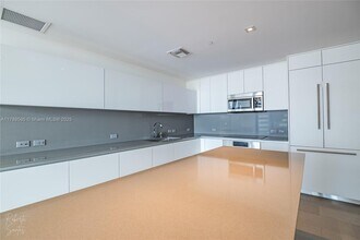 88 SW 7th St, Unit 1004 in Miami, FL - Building Photo - Building Photo