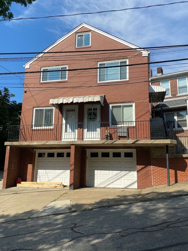 property at 10 Pointview Rd
