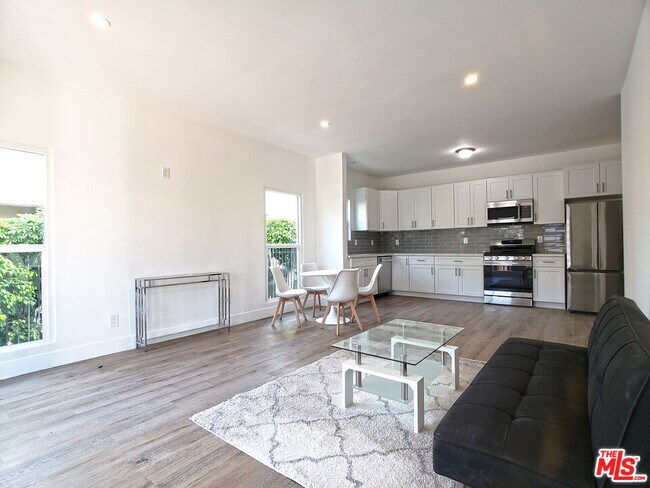 2951 Francis Ave in Los Angeles, CA - Building Photo - Building Photo