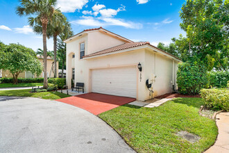 1701 Pierside Cir in Wellington, FL - Building Photo - Building Photo