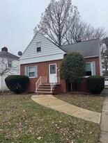 2084 E 224th St in Euclid, OH - Building Photo