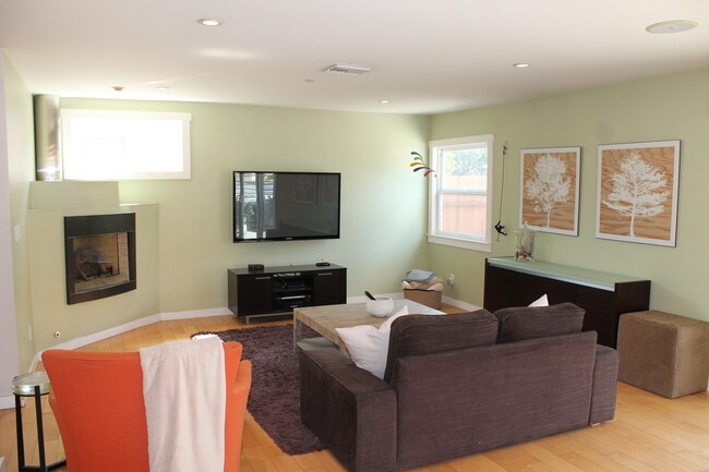 2909 W Clark Ave in Burbank, CA - Building Photo - Building Photo