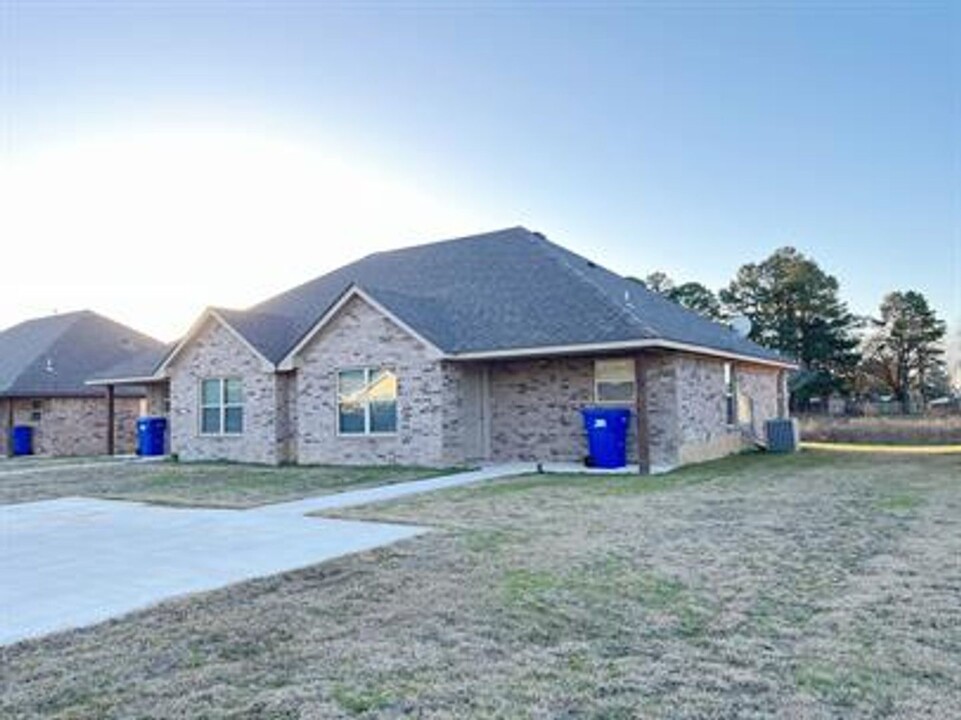 33 Pne Rdg Ln in Durant, OK - Building Photo