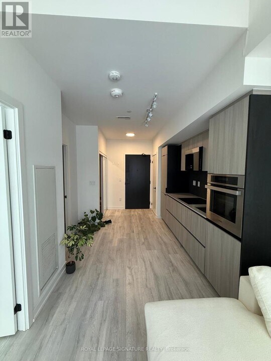 2-202 Augusta Ave in Toronto, ON - Building Photo