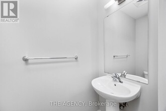 223-223 Webb Dr in Mississauga, ON - Building Photo - Building Photo
