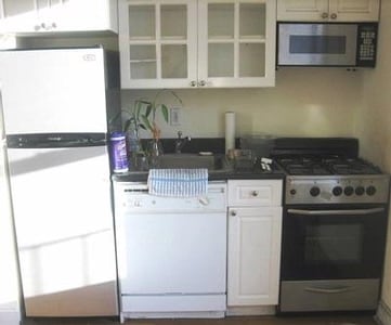 410 E 13th St in New York, NY - Building Photo - Building Photo