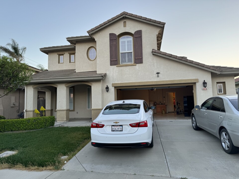 5019 Gold River Ct in Riverbank, CA - Foto de edificio