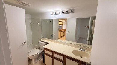 5612 Rock Island Rd, Unit 146 in Tamarac, FL - Foto de edificio - Building Photo