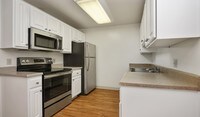 Fully-equipped kitchens with stainless steel appliances - Mariners Cove Apartamentos in San Diego, California