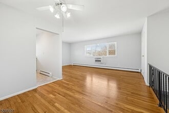38 Dobrin Ct in Fair Lawn, NJ - Building Photo - Building Photo