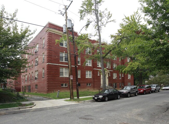 Bennett Hall in Washington, DC - Foto de edificio - Building Photo