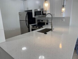 492 NW 165th St in Miami, FL - Building Photo