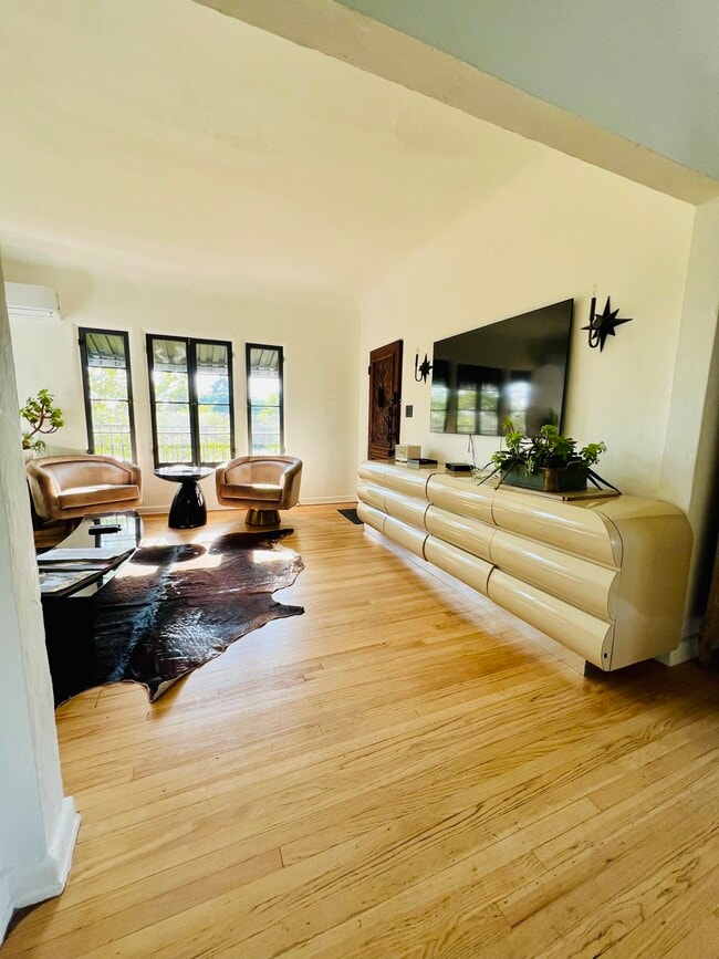 3934 Fernwood Ave, Unit Fernwood in Los Angeles, CA - Foto de edificio - Building Photo