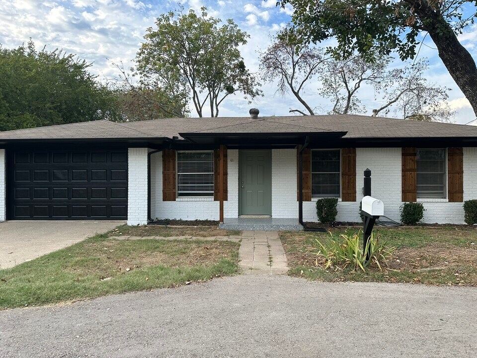 305 Mimosa St in Aubrey, TX - Building Photo