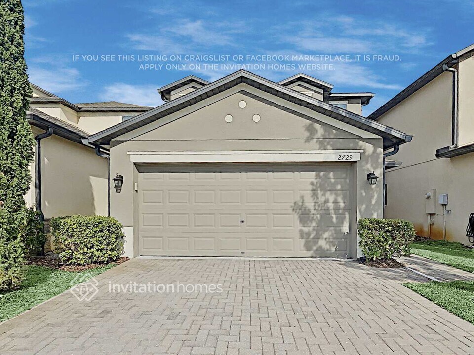 2729 Hampton Green Ln in Brandon, FL - Building Photo