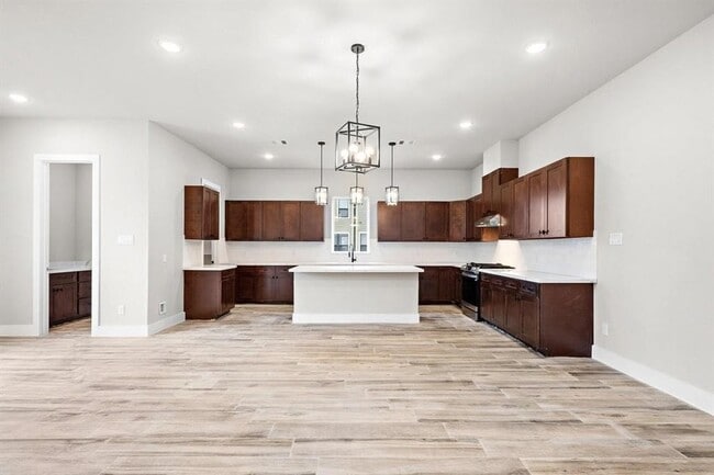 228 W 28th St