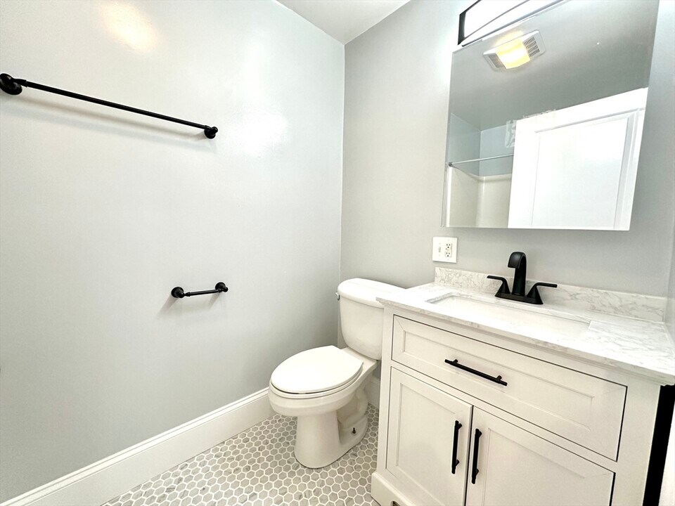 409 Main St, Unit 2 in Woburn, MA - Foto de edificio