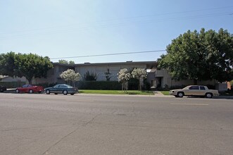 Courtyard Apartments in Stockton, CA - Foto de edificio - Building Photo