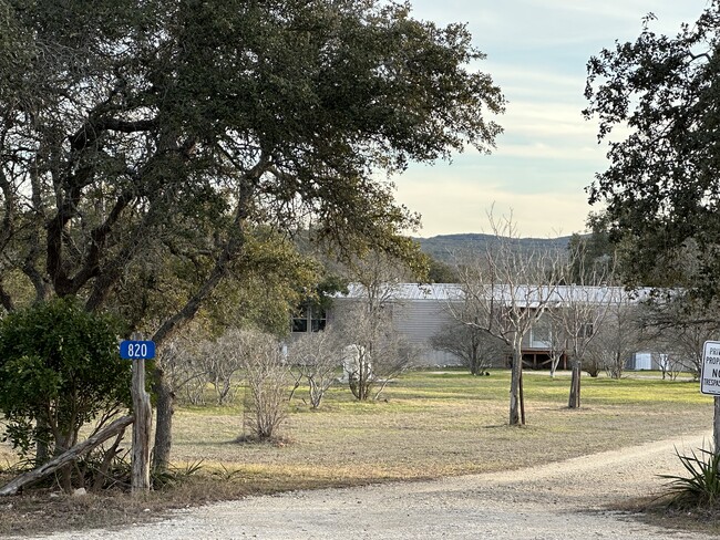 820 Forest View Dr in Blanco, TX - Building Photo - Building Photo