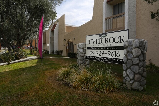 River Rock in Hemet, CA - Foto de edificio - Building Photo