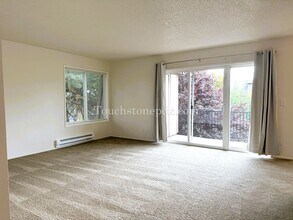 5812 SE Milwaukie Ave-Unit -5812-5 in Portland, OR - Building Photo - Building Photo