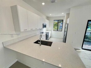 4236 NW 82nd Ave in Doral, FL - Building Photo - Building Photo