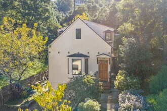 3705 Fredonia Dr in Los Angeles, CA - Foto de edificio - Building Photo