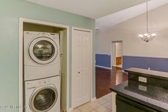 6057 Maggies Cir, Unit 110 in Jacksonville, FL - Building Photo - Building Photo