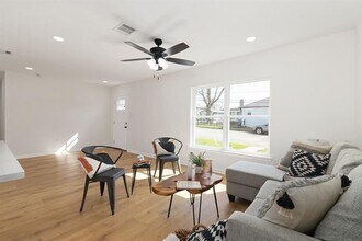 712 E Kuehn St in Bellville, TX - Building Photo - Building Photo