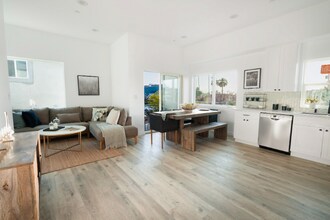 140 N Carondelet St in Los Angeles, CA - Building Photo - Building Photo