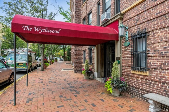 8 Barstow Rd in Great Neck, NY - Building Photo - Building Photo