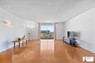 137 Golden Isles Dr in Hallandale Beach, FL - Building Photo - Building Photo