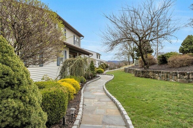 68 Walter Dr in Stony Point, NY - Building Photo - Building Photo