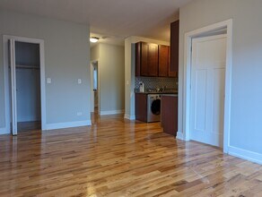 556 W Arlington Pl, Unit 303 in Chicago, IL - Foto de edificio - Building Photo