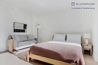 450 W 42nd St in New York, NY - Building Photo - Building Photo