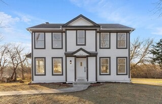 7014 N Brookside Rd in Pleasant Valley, MO - Building Photo