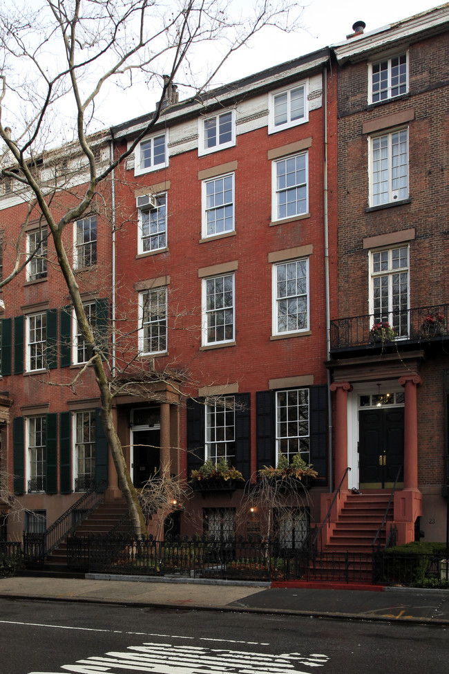 24 Washington Sq N in New York, NY - Foto de edificio - Building Photo