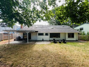 16985 NW Somerset Dr in Beaverton, OR - Building Photo - Building Photo