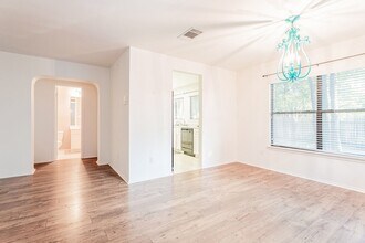 1900 Quivira Rd in Austin, TX - Building Photo - Building Photo