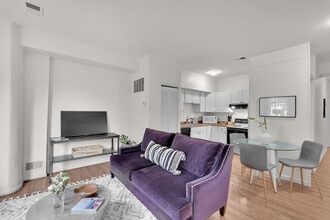 506 M St NW, Unit 2 in Washington, DC - Foto de edificio - Building Photo