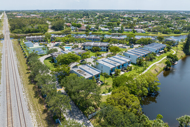 Point at Delray Condominiums in Delray Beach, FL - Building Photo - Building Photo